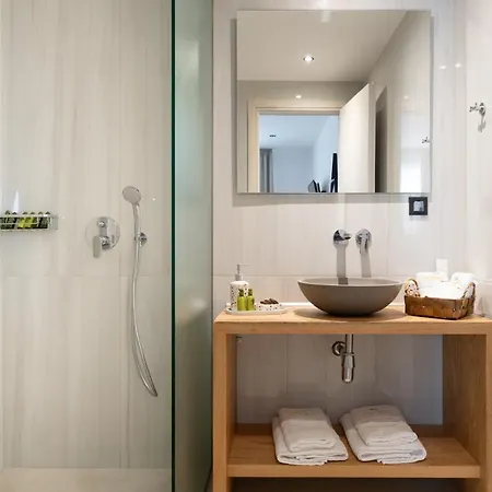 Nerea Deluxe Seafront Villa, Iconic Infinity Pool, By Thinkvilla Vilă
